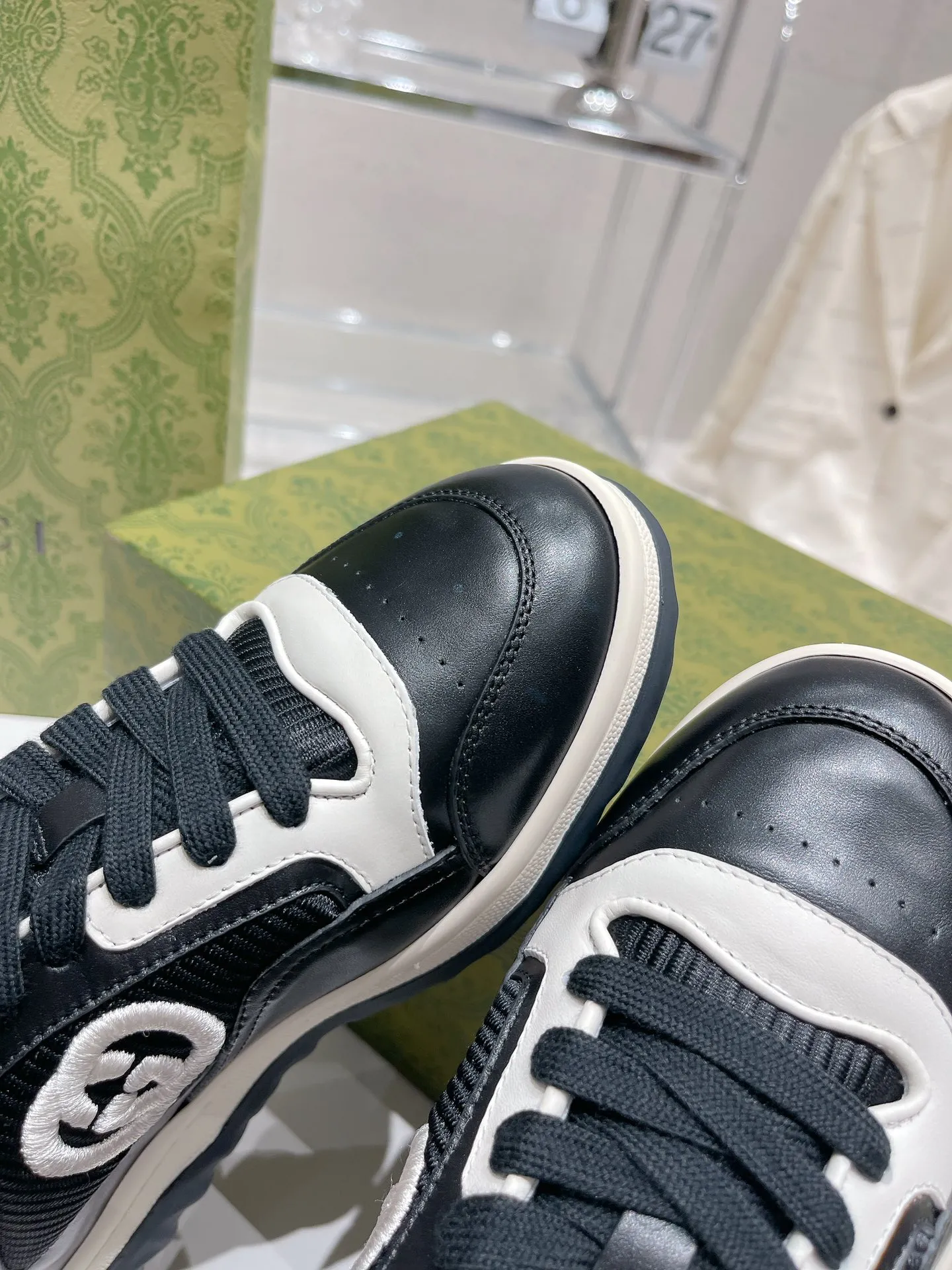 👟👟Ex-factory price 520👟👟 Gucci Gucci 2023 latest hot model MAC80 sneakers, couple style, casual, retro, old, dirty shoes, small dirty shoes, white shoes, original purchase, development, production, Gucci MAC80 new hot model series. The exquisite and compact interlocking double G logo romantically interprets the aesthetic concept of this series. Made of off-white leather, retro inspiration is cleverly integrated into the design of sports shoes, reinterpreting the brand logo. Fabric: Original custom imported first-layer cowhide. Lining: Original custom imported breathable mesh. Outsole: Original molded two-color TPU outsole. Sole thickness: 3CM. Size: Women's 35-40 / Men's 39-45.
